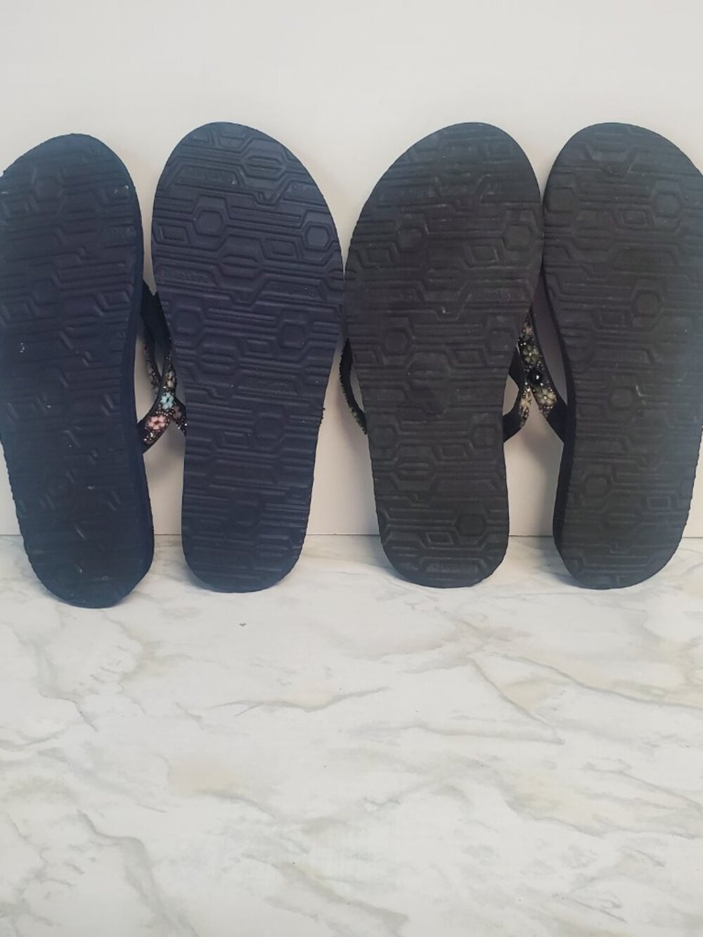 2 Pair Women's Skechers Yoga Foam Floral Strap Flip‑Flops, Size 9 - Picture 4 of 4